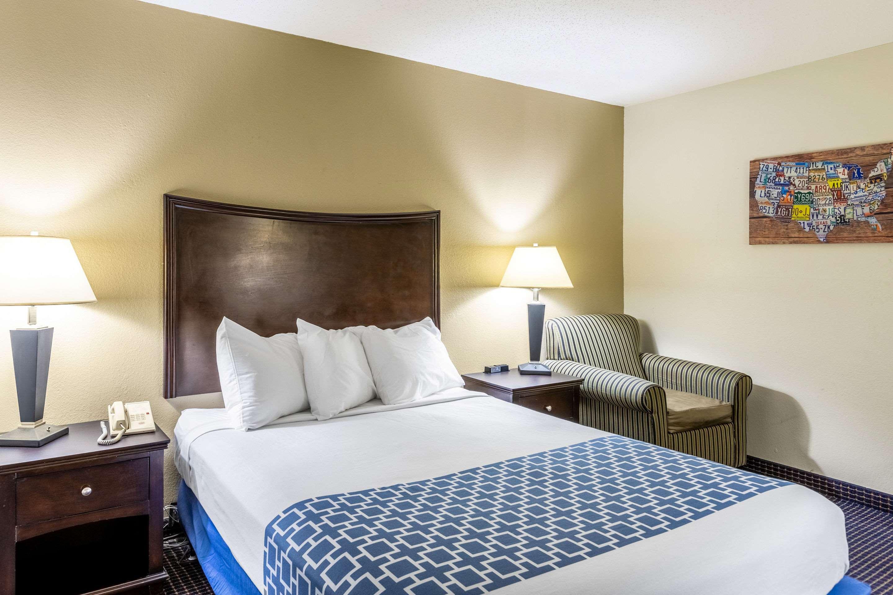 Econo Lodge Inn & Suites Auburn Екстер'єр фото