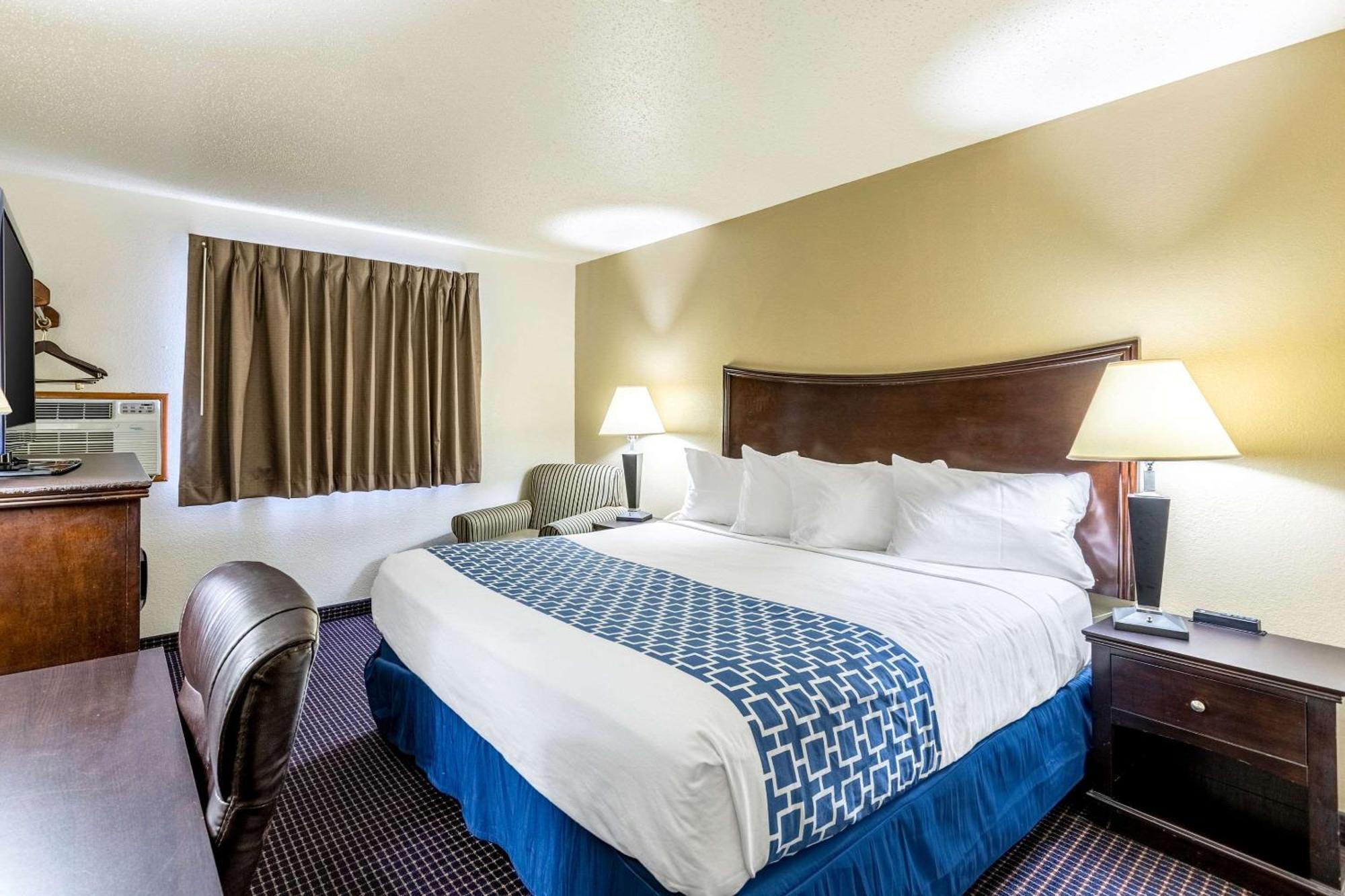 Econo Lodge Inn & Suites Auburn Екстер'єр фото